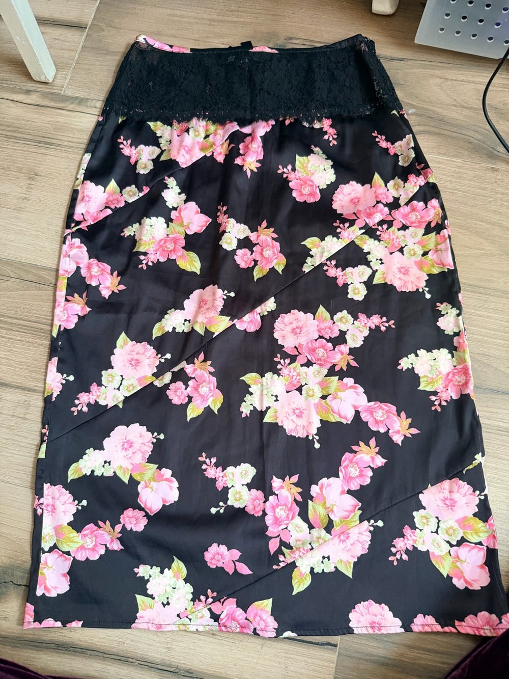 For love and lemons Floral Lace-Waist Black & Pink Midi Skirt